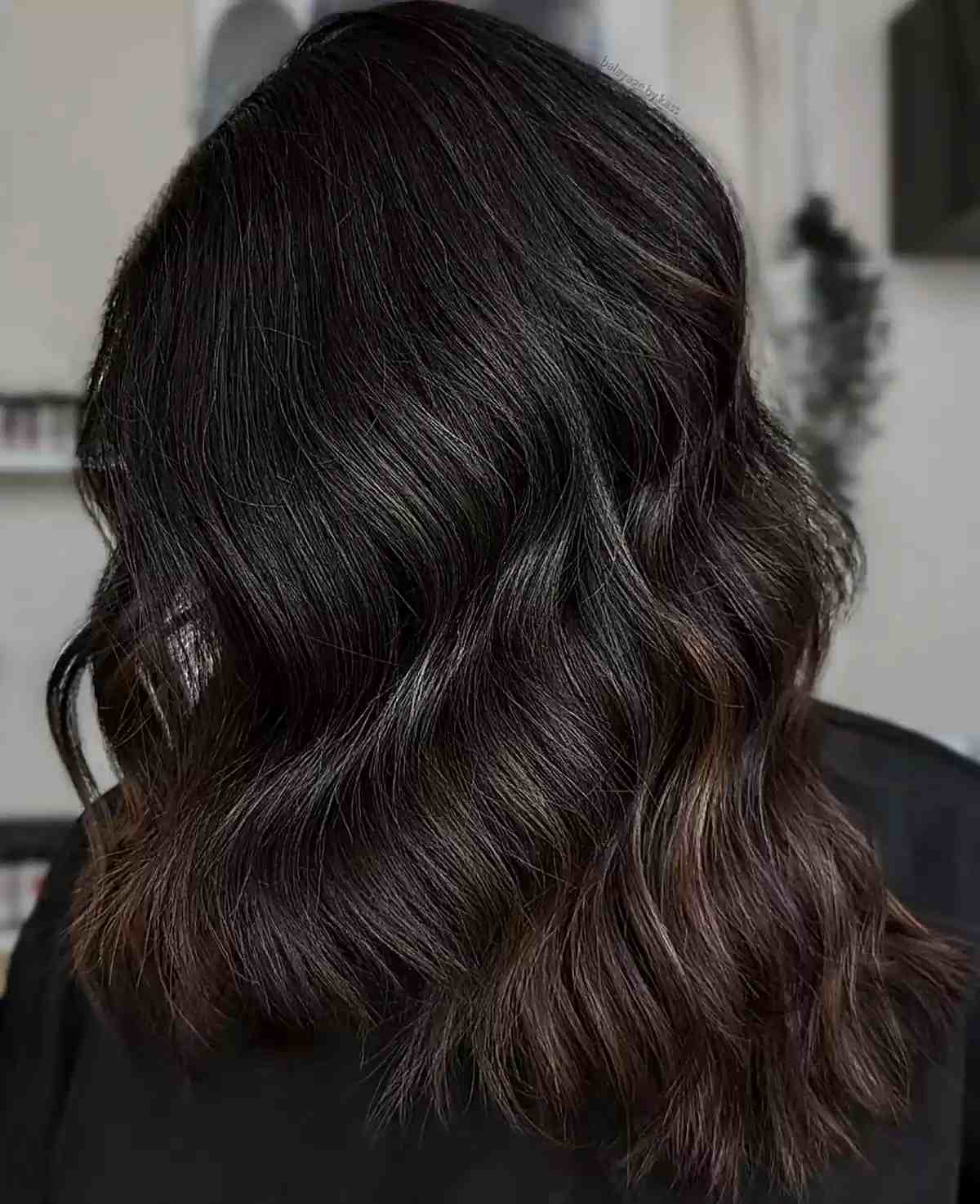 Dunkelwurzelte mittelschokoladenbraune Balayage mit abgehackten Wellen