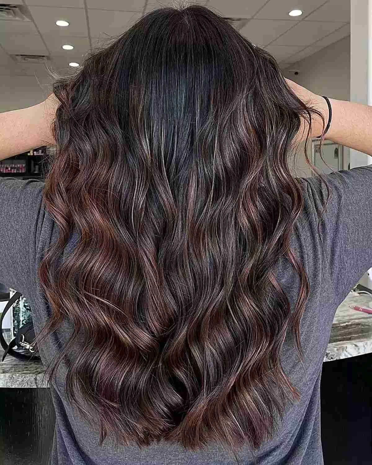 Schwarz und dunkelschokoladenbrauner Balayage mit Long Beach Wellen