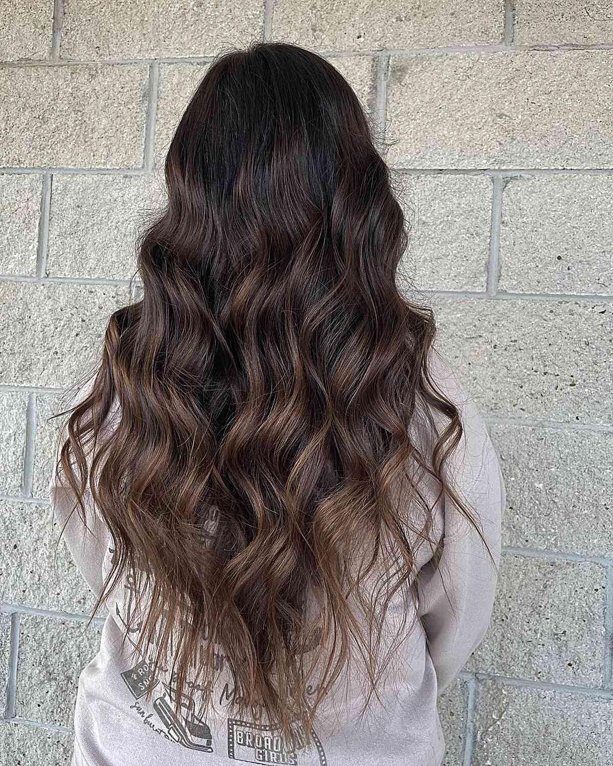 Taillenlange dunkle Choco Balayage-Haare mit hellbraunen Highlights