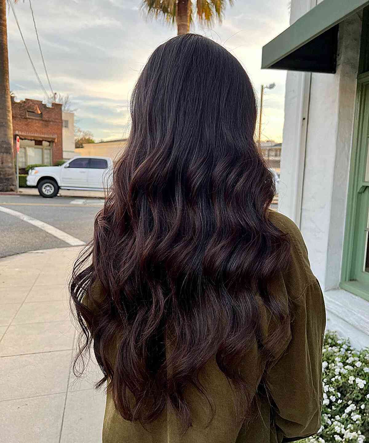 Sehr lange Haare aus dunkler Schokolade Kirschbalayage Haare