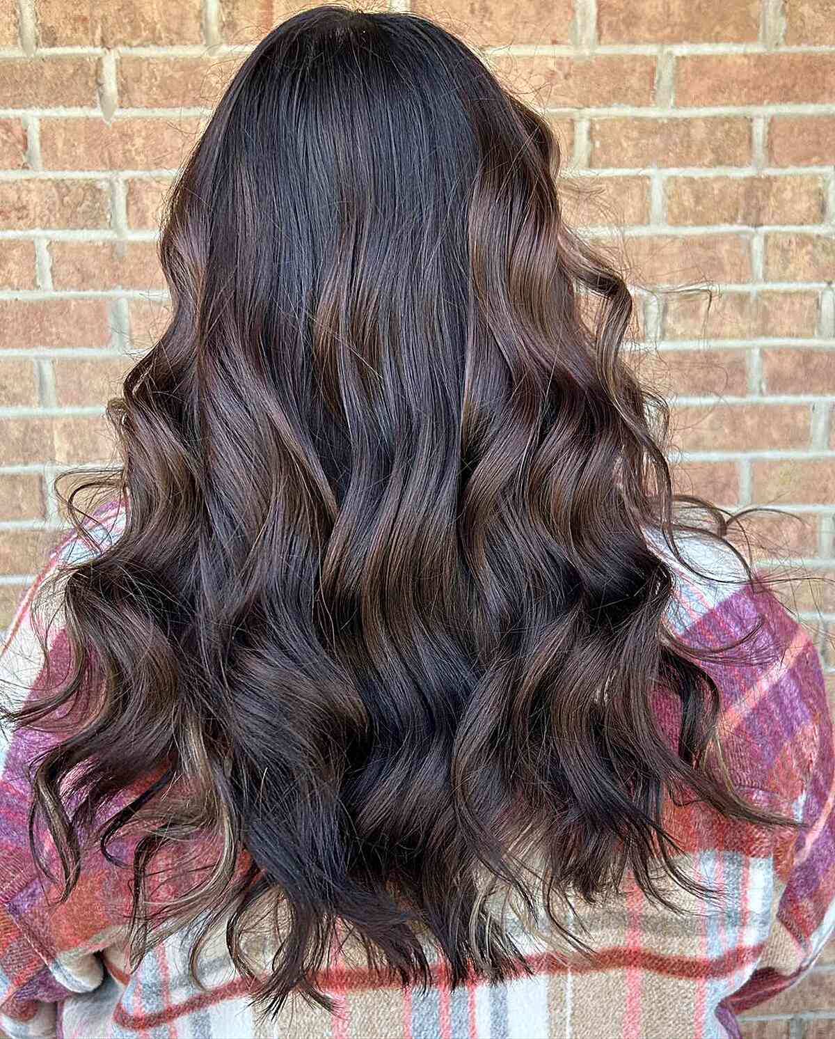 Mittelgroße schokoladenbraune Balayage mit peek-a-boo-blonden Highlights