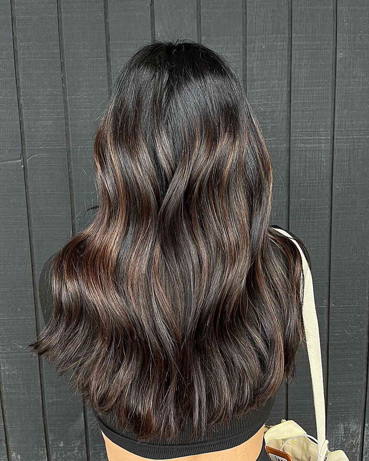 Brünette subtile Schokoladenbalayage Highlights auf langlangen dunklem Haar