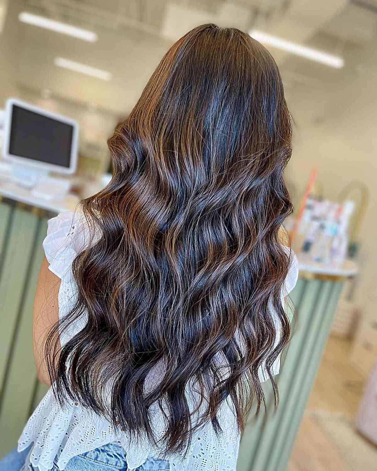 Lange wellige Schokoladenwirbel auf dunklem Balayage Haar