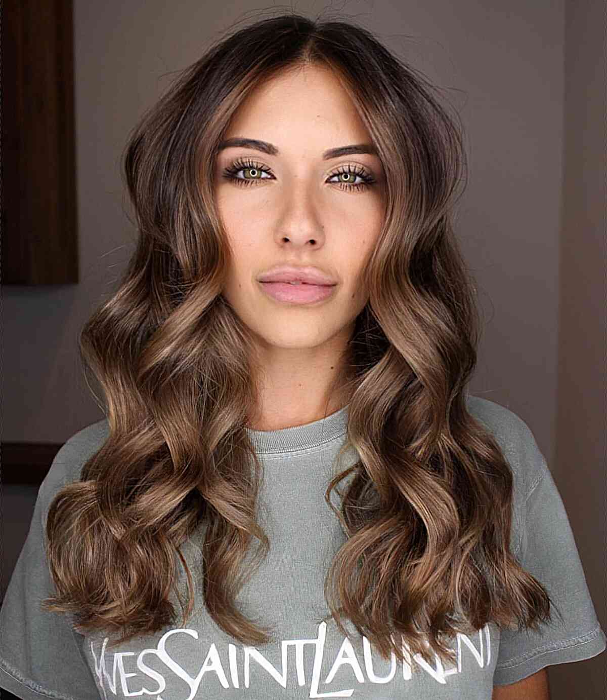 Hellschokoladenbraunes Balayage mit langen voluminösen Wellen