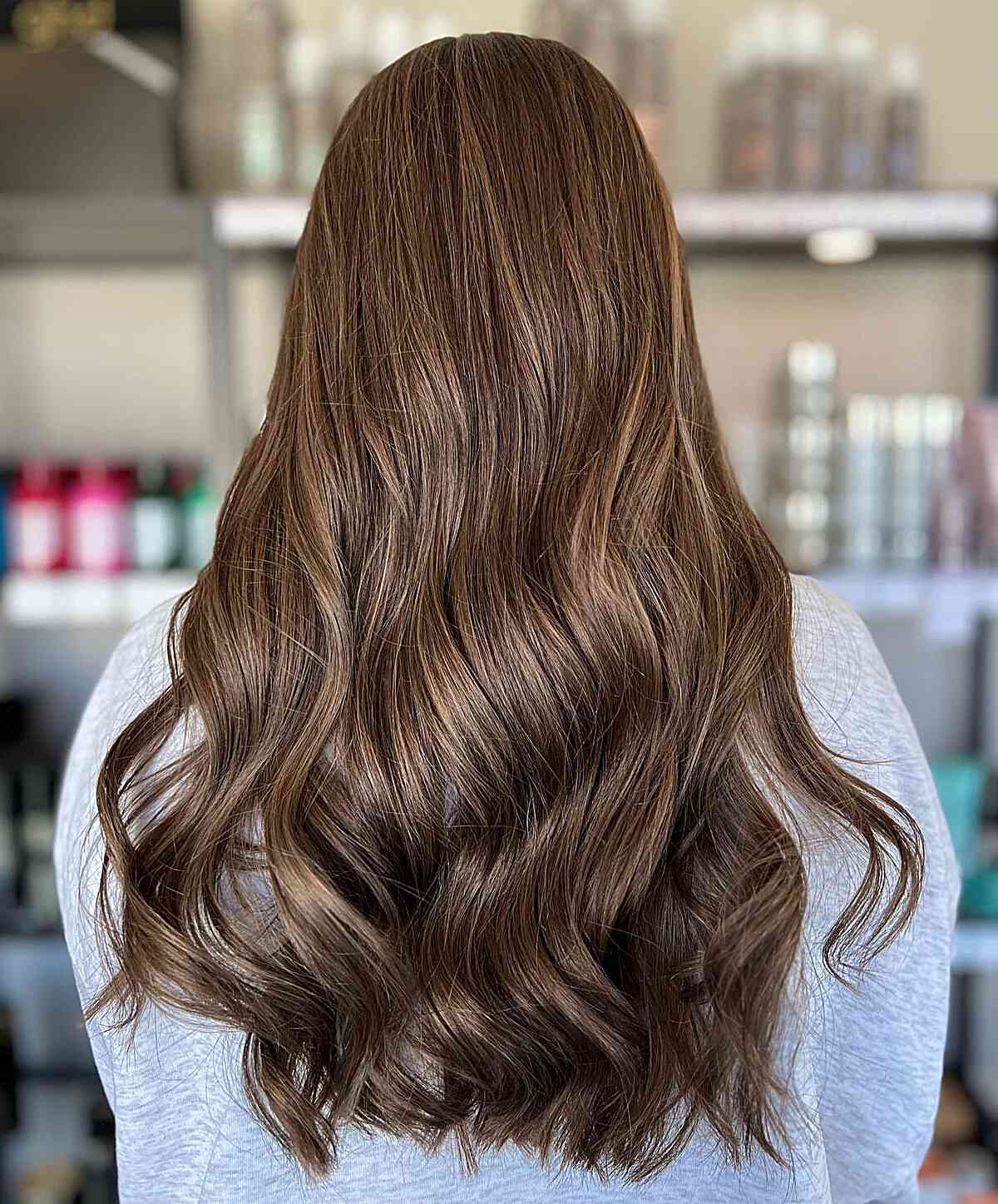 Milch Schokoladenbalayage Haare für lange weiche Wellen