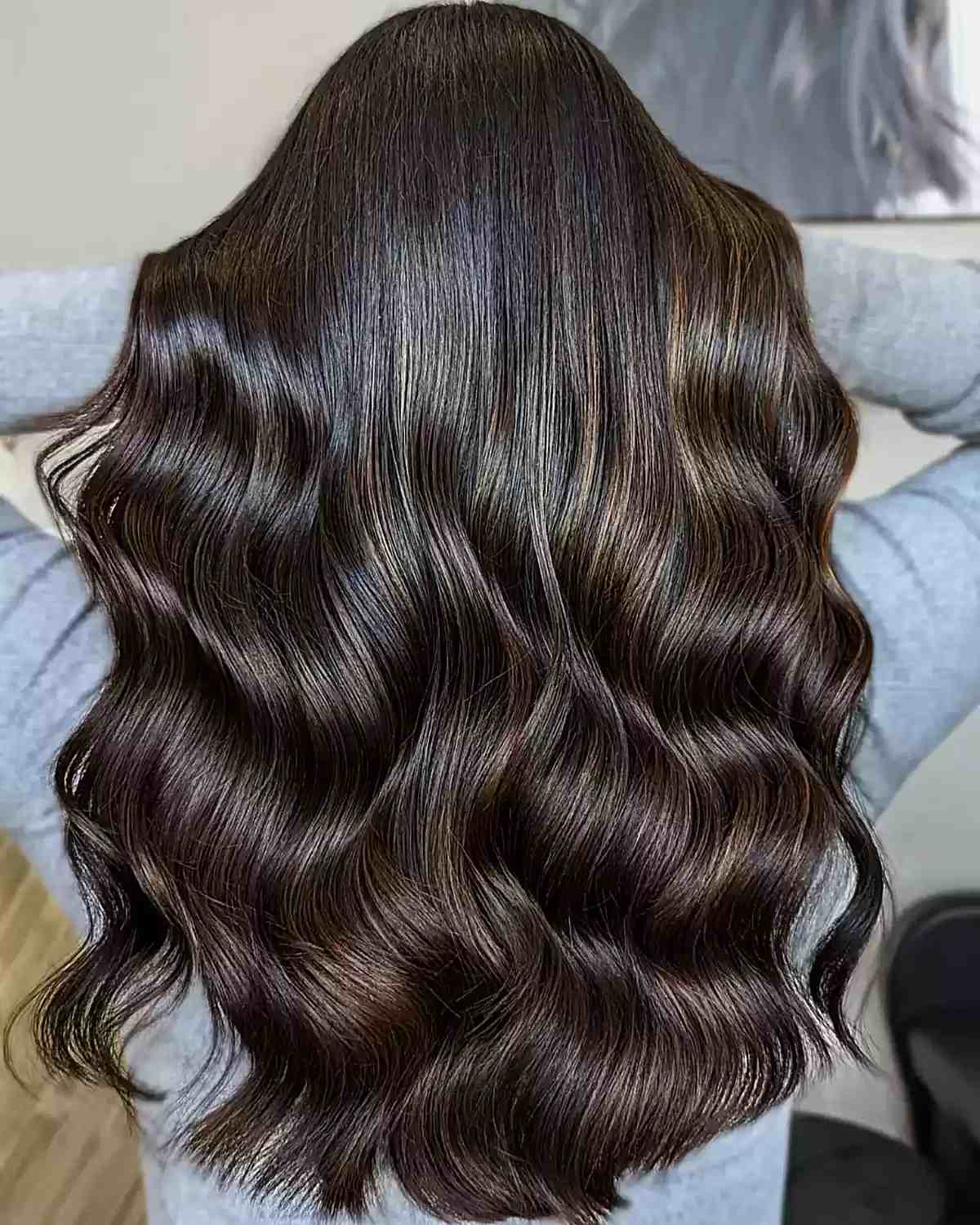 Schwüle Schokoladen -Brünette -Balayage -Highlights auf dunklen Strahlen mit langem Haarschnitt