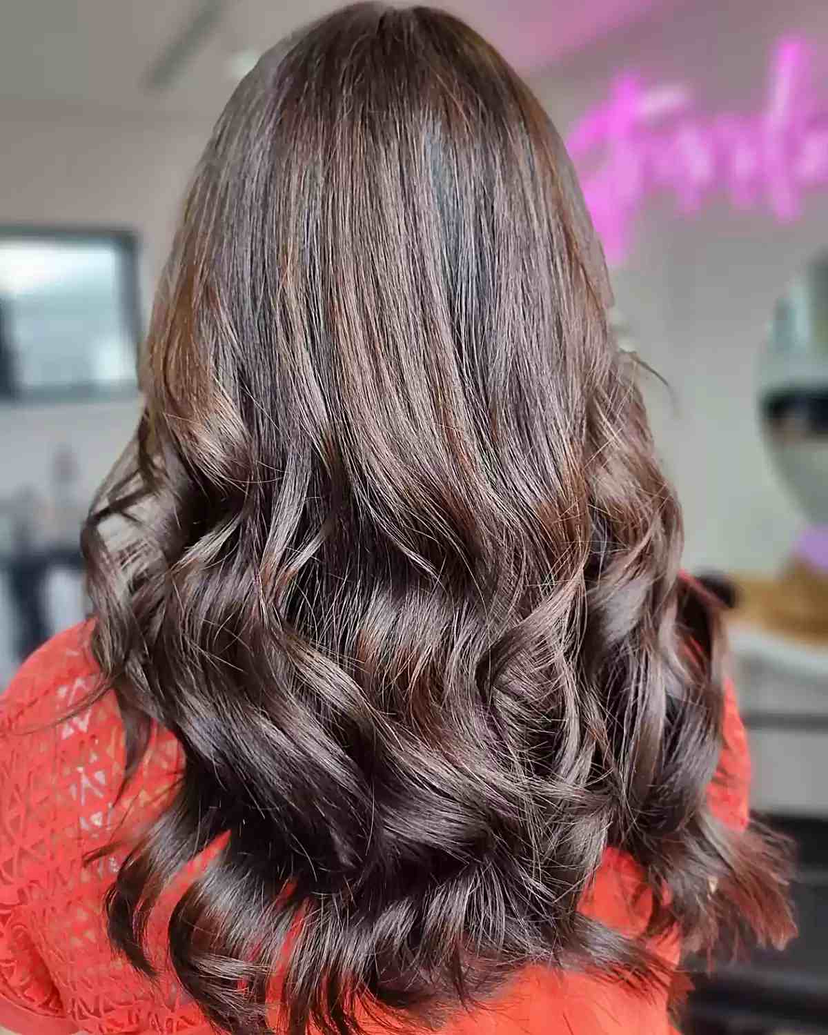 Langes und dickes Choco -braunes Haar mit weicher dimensionaler Balayage