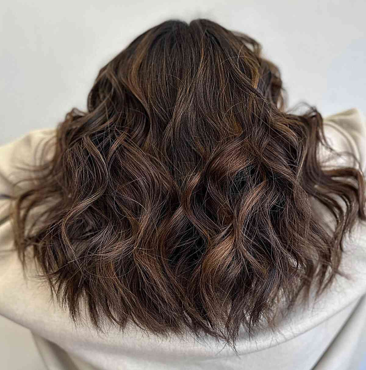 Dunkle schokoladenbraune Balayage Locken für mittlere abgehackte Haarschnitt