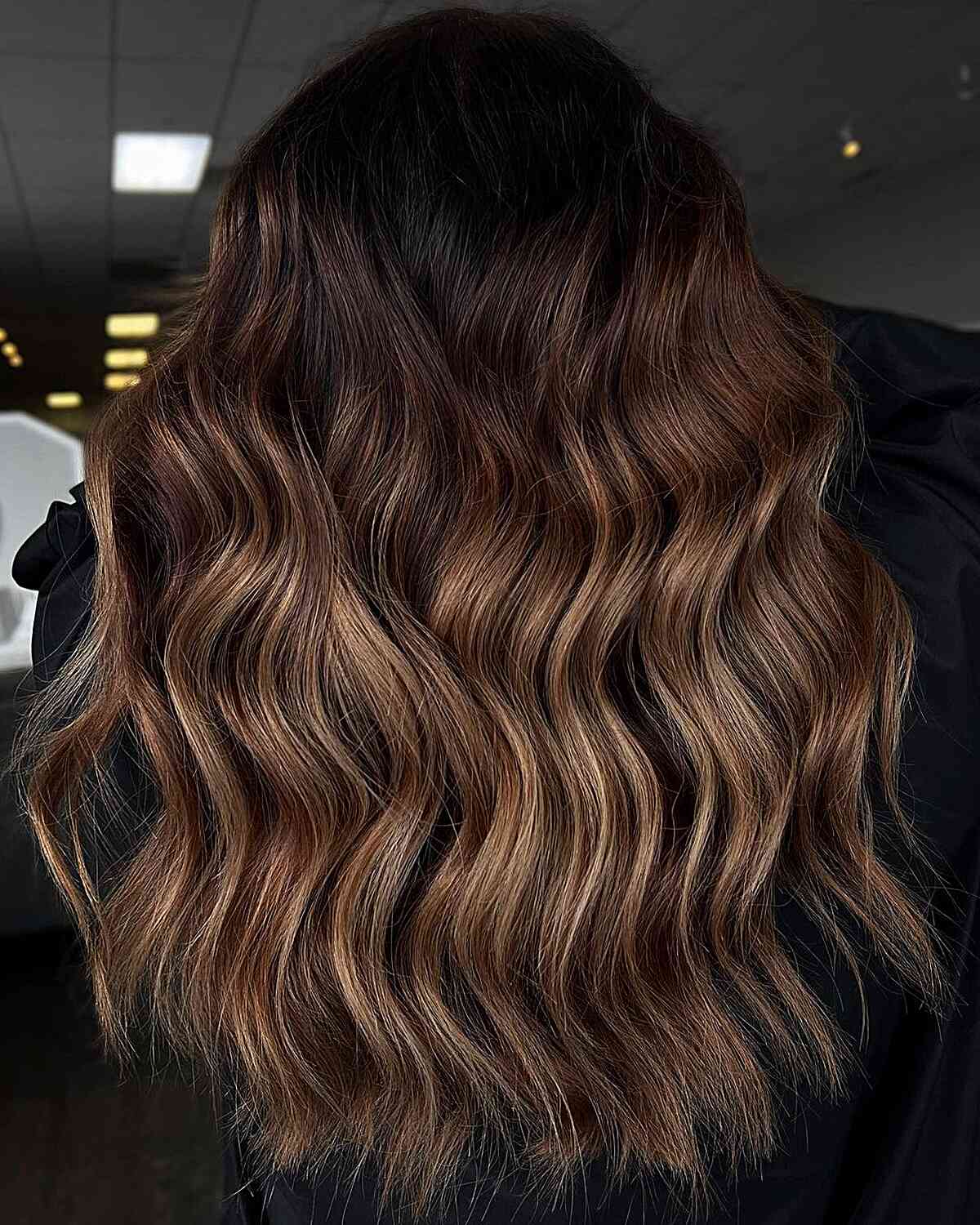 Schokoladenbraune Balayage mit Haselnusstönen