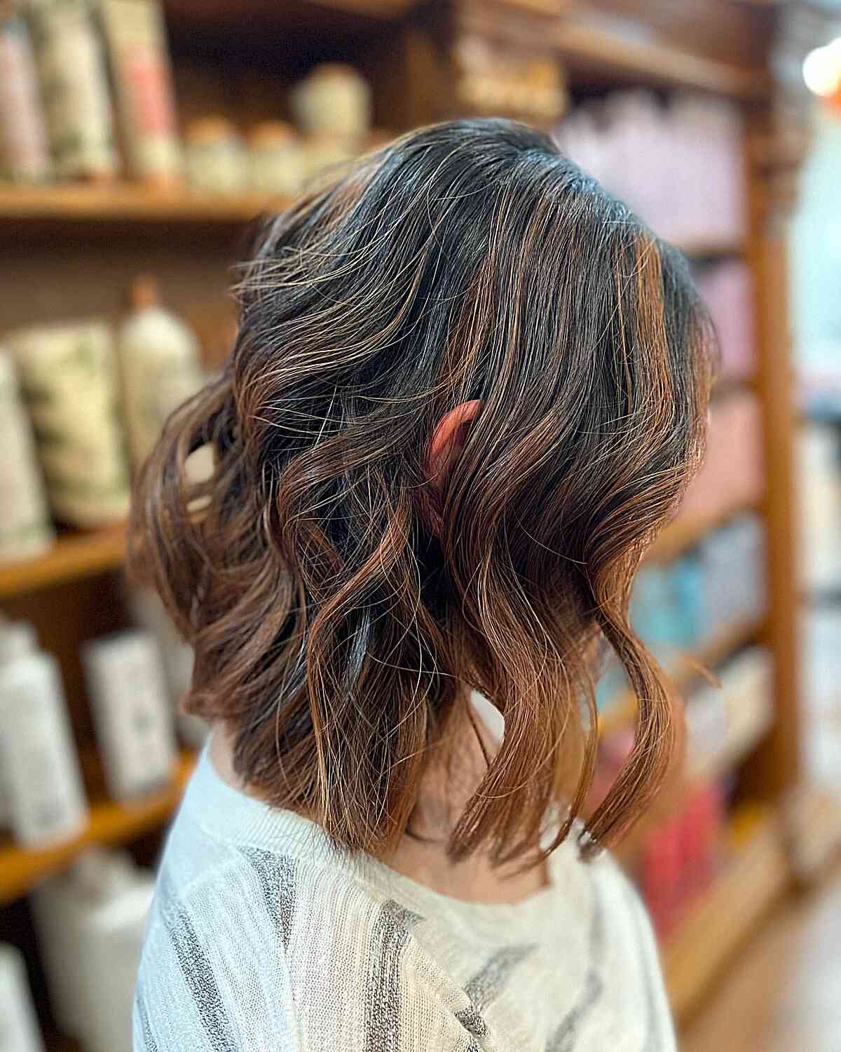 Kurzer schokoladenbrauner Balayage Bob mit warmen Highlights