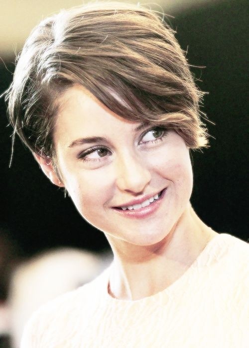 Chilin Woodley short hair style