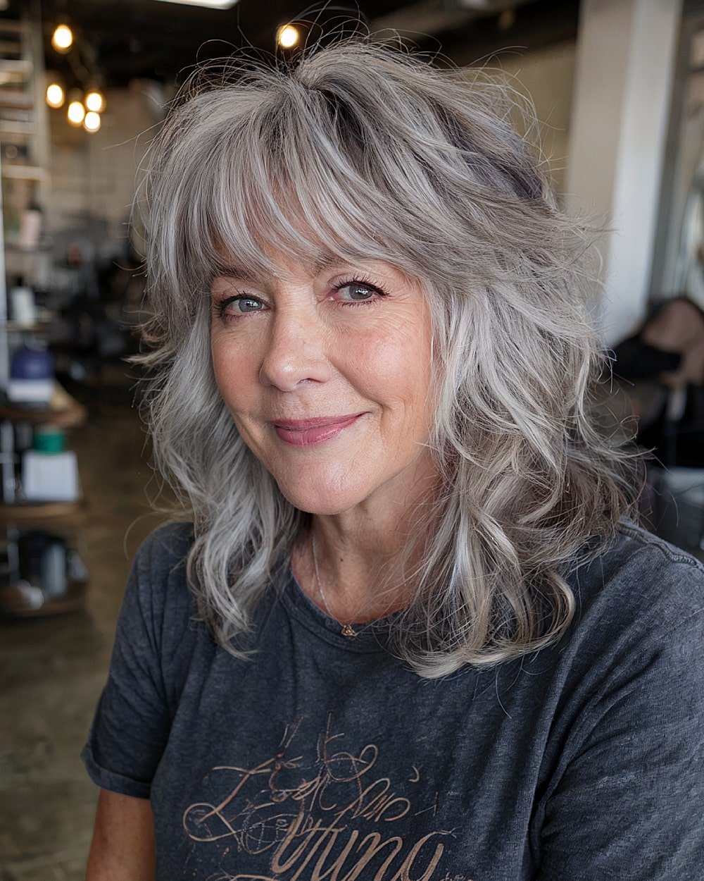 Cut a medium -length wolf with wet layers