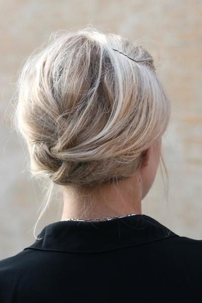 18 Simple office hairstyles for women: Bun Updos