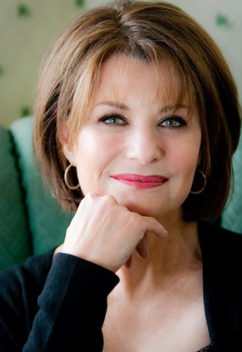 20 short haircuts for older women: straight hair
