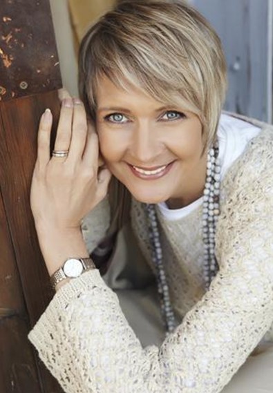 20 short hairstyles for older women: elegant haircuts with side explosions