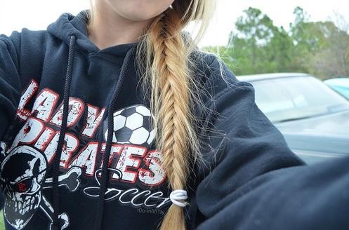 Hairstyles: A loose side braid for girls