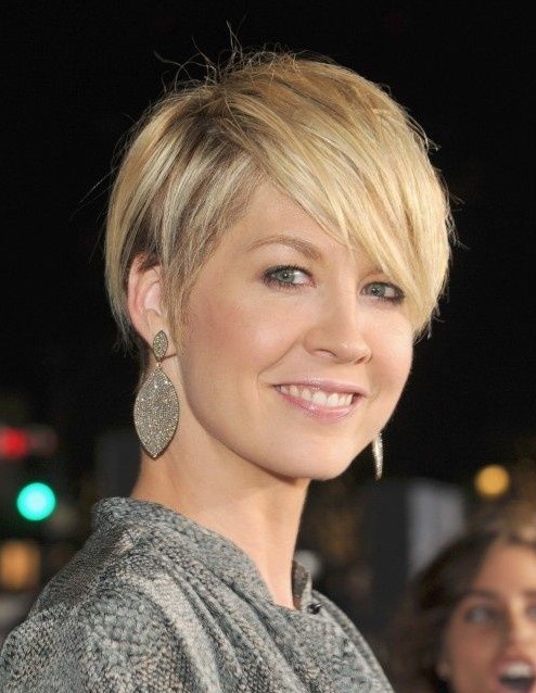 2014 short hairstyles for women: a straight blonde fissure Al -Baksi