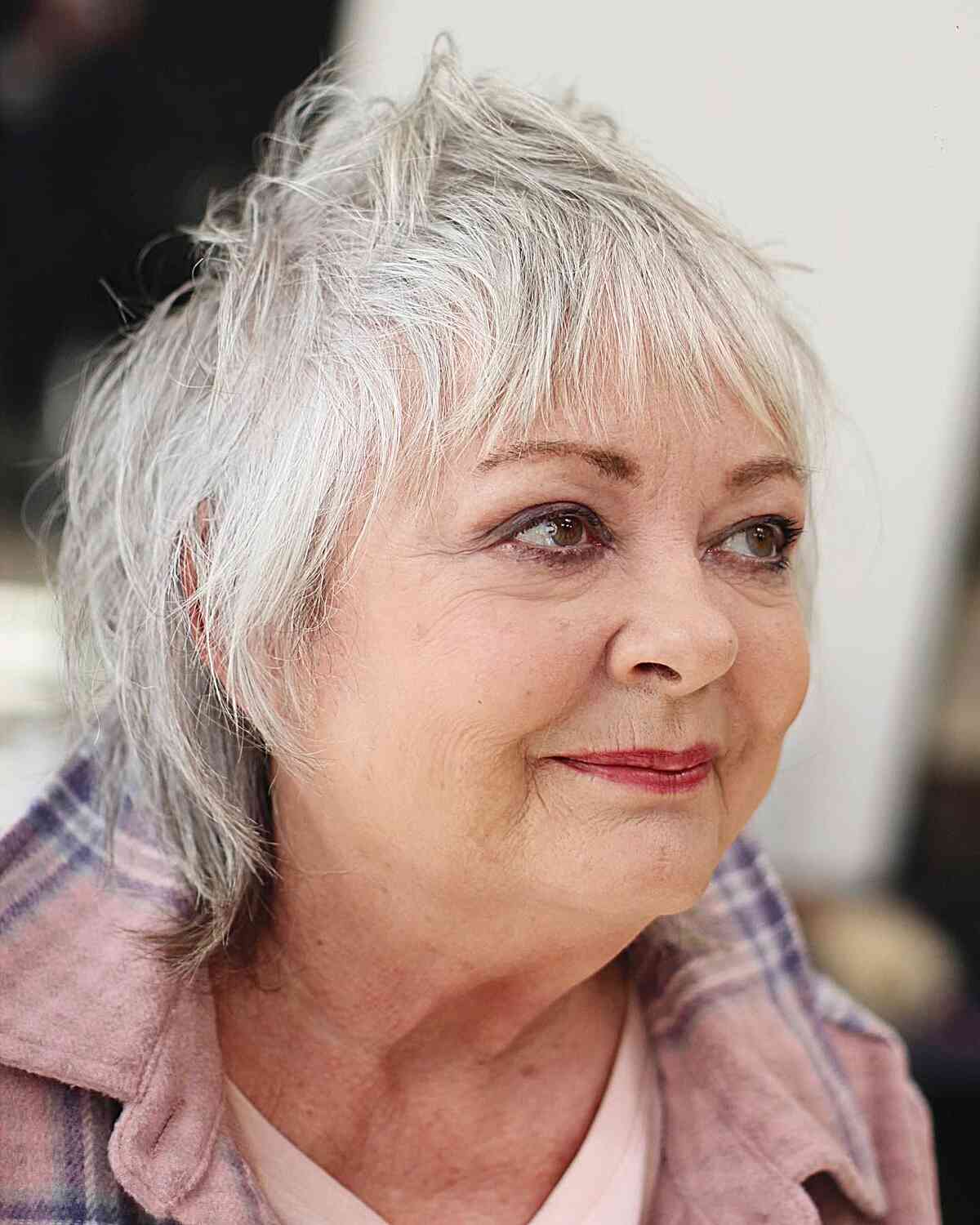 Short mullet full of 60 -year -old women with round faces