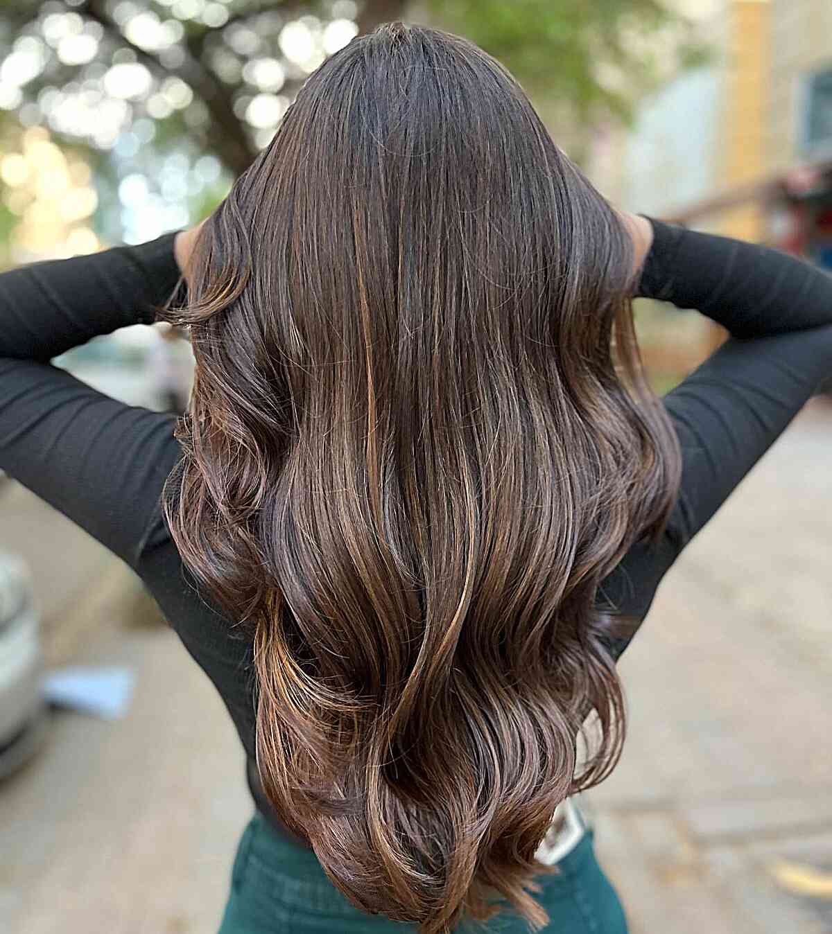 Langes V-förmige haselnussschokoladenbraune Balayage Haare