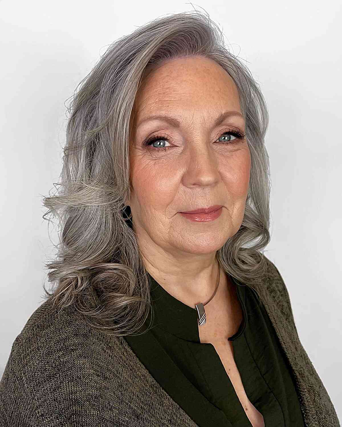 Seal the middle of the silver length for women after 60 from the big front