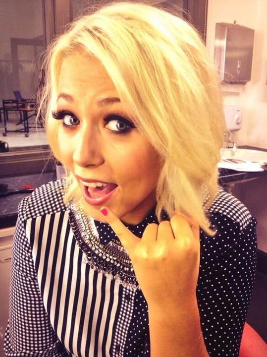 Amelia Lily's moderate hairstyles: fluctuating blonde hairstyle