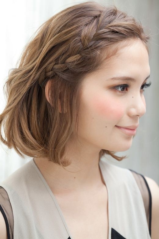 Asian short hairstyles: side braid