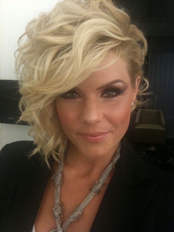 Sarting chaotic hairstyle for medium hair - blond hair styles ideas