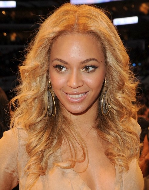 Beyonce Nolls Hairstyles: Looping curls