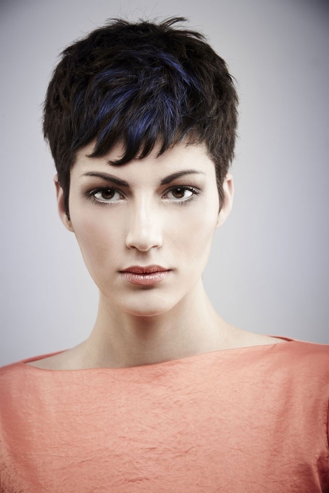 Black hair with the most prominent prominent: Pixse haircuts for the long face