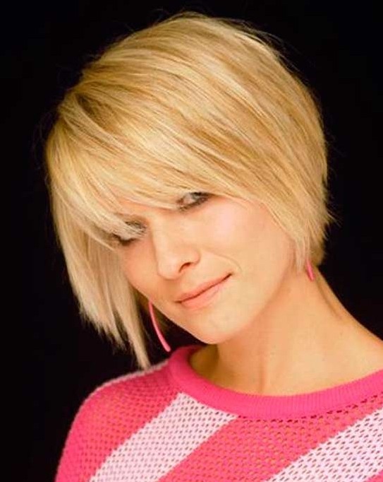 Blonde, hairstyles along the chin for women: straight short hair