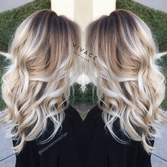 The most prominent blonde events - long curly hairstyle