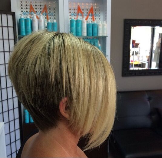 Cut the hair Bob with long bangs