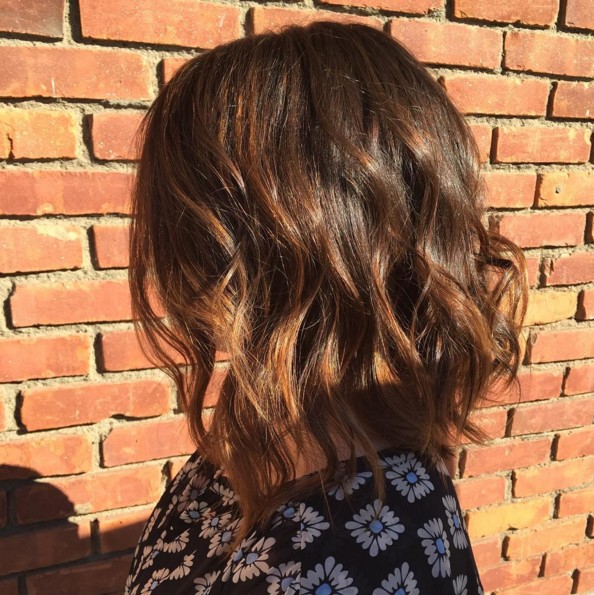 Pop hairstyles for brown hair with the most prominent caramel