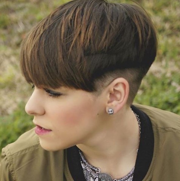 Cut a bowl - stand with thick short hair - Balayage hairstyles
