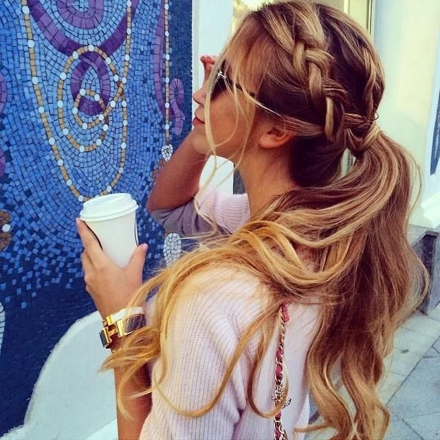 Braid, a tail of chaotic horse for summer: hairstyles for women
