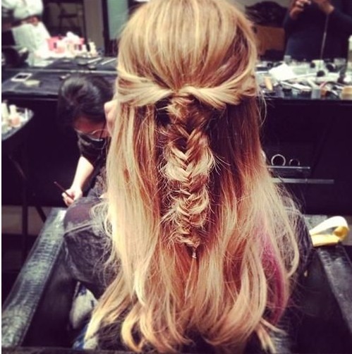 Mudar hairstyles: beach hair, half a chaotic fish tail at the back