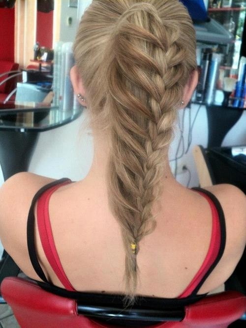 Endhowed horse tail hairstyle: long straight hair trends