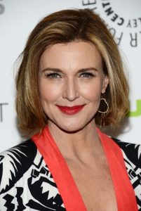 Brenda Strong’s Hairstyles: Short Haircut for Women Over 50