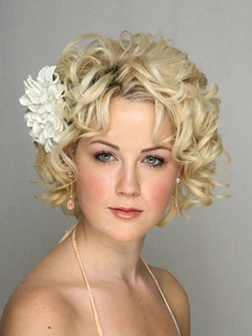 Honorary summer hairstyles for short hair: wedding hair ideas