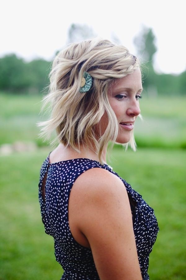 Honorary summer hairstyles: simple wedding hair and illusion