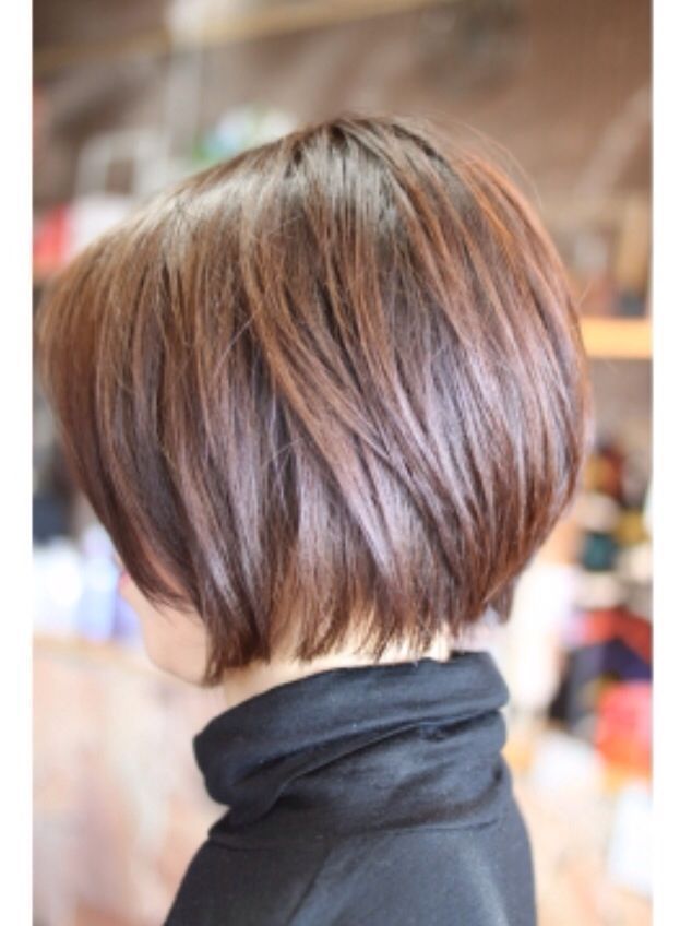 Cut the hair of a short brown brown straight