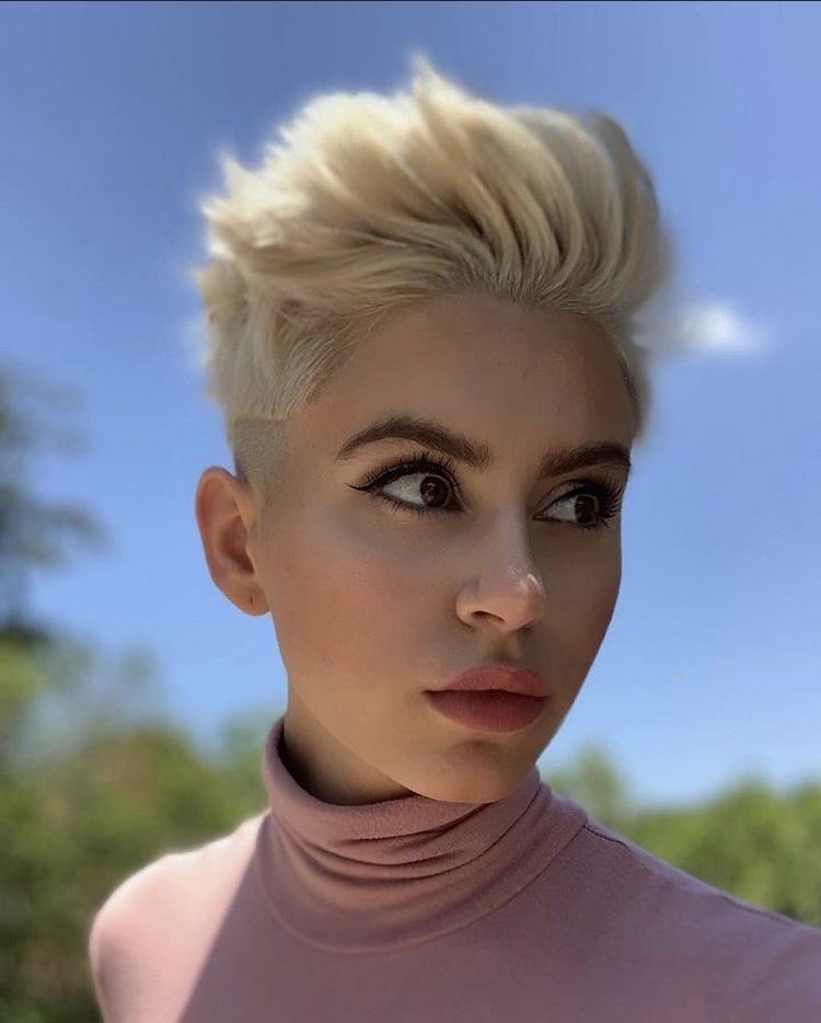 Unofficial and easy hairstyle for women - simple short hair pieces