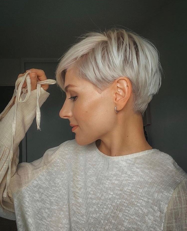 Unofficial and easy hairstyle for women - simple short hair pieces
