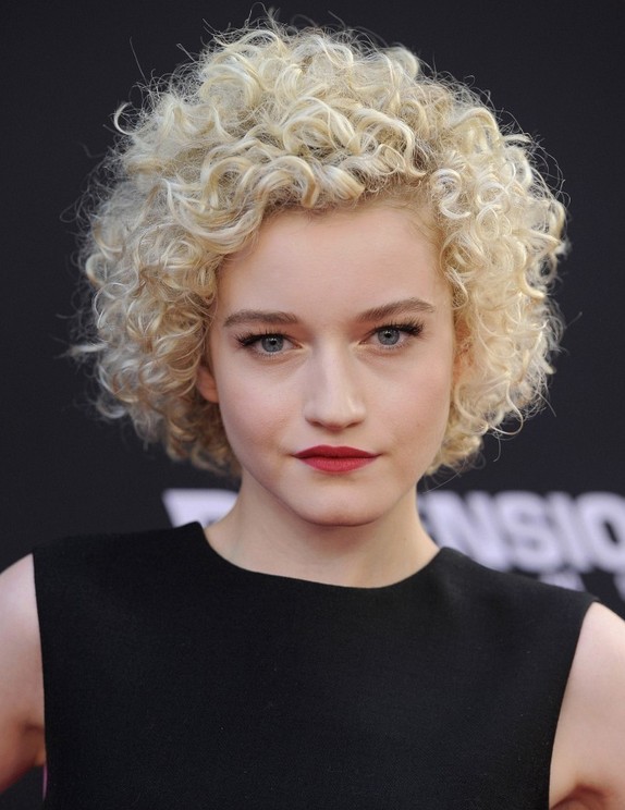 Celebrity hairstyles 2014 - 2015: Julia Garner's short curls