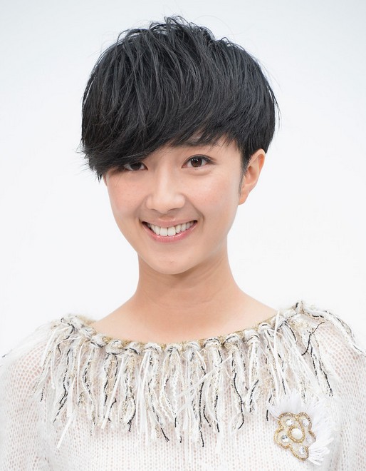 Celebrity short hairstyles: Kwai Lun-Mei short hair cutting with long side bangs