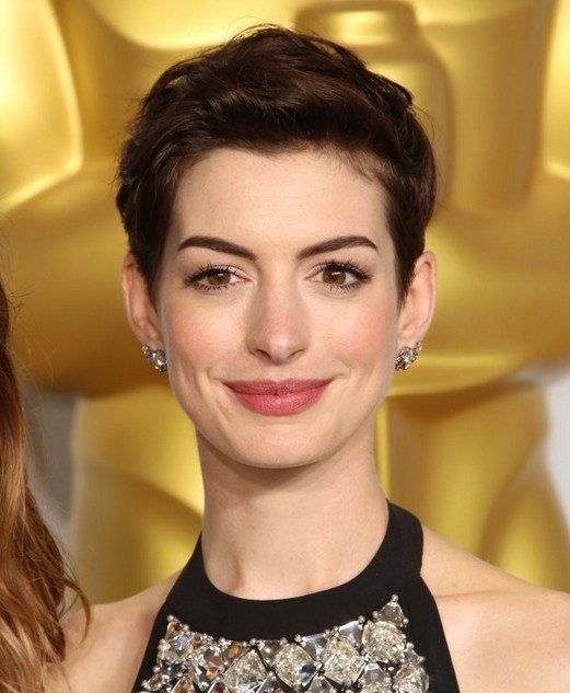 Celebrity short haircuts: Ann Hathaway Pixi