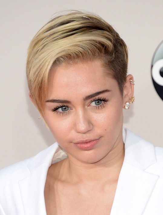 Celebrity short hairstyles 2014 - 2015: Cut the hair of Millie Cyrus short throat