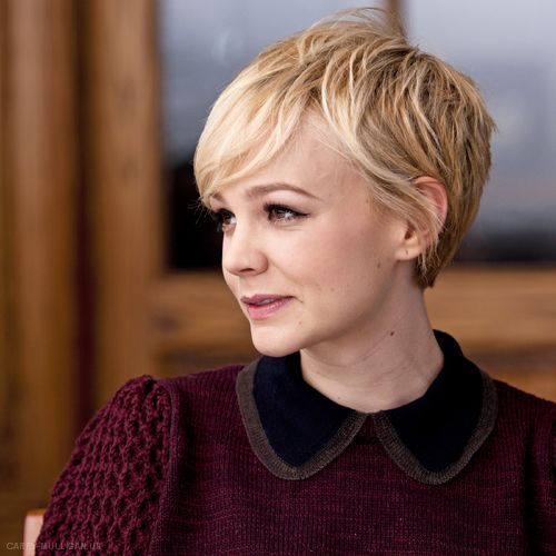 Cut the fans of blonde palace pieces for soft hair