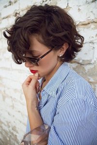 20 Stunning Short and Curly Hairstyles for Women