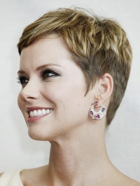 Stylish short haircuts for women more than 40, 50: Pixi hairstyles